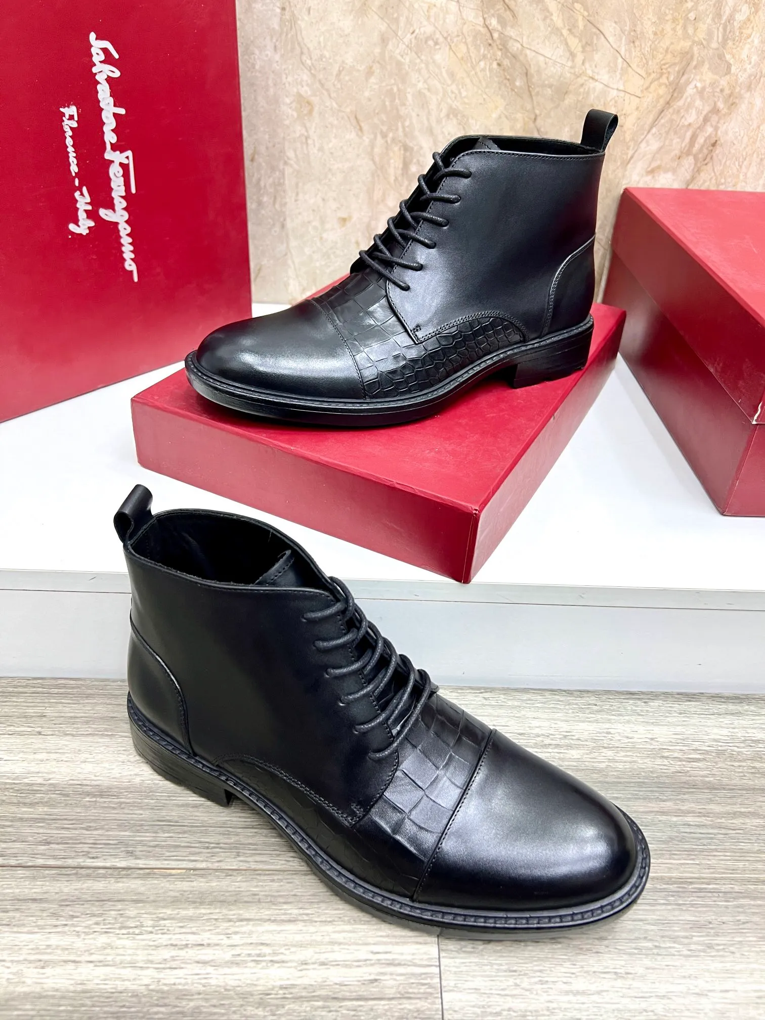 Original order quality: Men's shoes 💰700 Brand: Ferragamo (Ferragamo) One size larger: Men's size 38-44 (45 customized) Grade: Same style as the official website High-end men's shoes Material: Original cowhide, cowhide lining, original outsole Style category: Chelsea men's boots Fashion trend Color: Actual picture